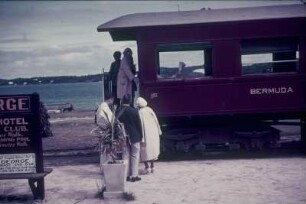 Reisefotos Bermuda. Bahnsteig mit Touristen an einem Zug der Bermuda-Railway
