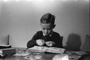 Bukarest: Wohnung Schmidt, Schmidt (Junior) beim Briefmarkenkleben