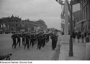 Fanfarenzug der FDJ marschiert auf der Straße Unter den Linden