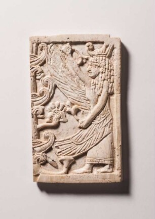 Elfenbeinrelief: "Göttin am Sakralbaum"