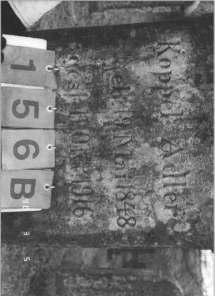 Grabstein 156 (Index: 99608840) Material: Sandstein Zustand: gut Maße HxBxT: 122x52x20 cm Beschreibung: Stele, getreppter Sockel, Segmentbogen mit Rundbogenfries, Schrifttafel Symbolik: Schofar Besonderheit: kulturhistorisch wertvoll / hist.-wiss. Gründe (Gemeindestellung): Grabstein 156B