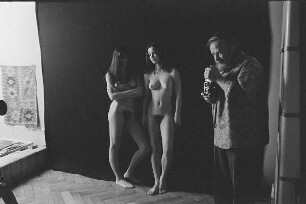 Markkleeberg, Schillerplatz 3. Günter Rössler fotografiert in seinem Atelier zwei vor einer schwarzen Wand stehende junge Frauen (rechts: Roger Rössing)