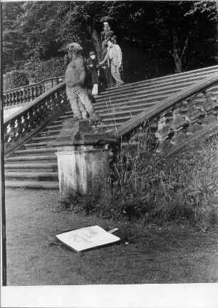 Heidenau-Großsedlitz. Wilhelm Rudolph (1889-1982; Maler und Grafiker) im Gespräch mit Horst Drescher (geb. 1929; Schriftsteller) im Barockgarten