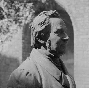 Büstendenkmal für Ernst Moritz Arndt : Büstendenkmal für Ernst Moritz Arndt. Bronze (1900; A. A. K. Manthe). Stralsund, Mönchstraße
