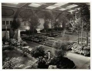 Ausstellungsgarten Deutsche Gartenbau-Ausstellung 1933, Berlin: Innenansicht Ausstellungshalle, Exotischer Wassergarten und Frühlingsgarten