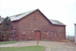 Hauptstraße 24: Bauernhaus aus Backstein, mit umlaufendem Gesims: traufständiger Wirtschaftstrakt: Giebelseite mit Scheunentor, rechts rückwärtiger Stall-Querbau: davor Hof, Misthaufen
