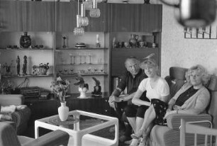 Familie B. (Berufskraftfahrer, technische Mitarbeiterin) mit Wellensittich