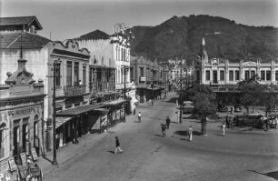 Juiz de Fora : Blick auf den Platz vor dem Bahnhof in Juiz de Fora.