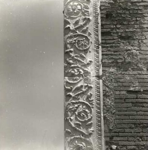 Pompeji. Gebäude der Eumachia. Portal. Detail vom Marmorfries