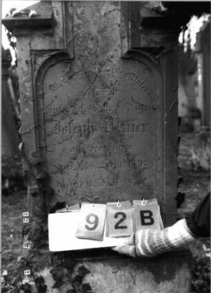 Grabstein 92 (Index: 100100401) Maße HxBxT: 132x55x32 cm Symbolik: (Leviten)Kanne: Grabstein 92B