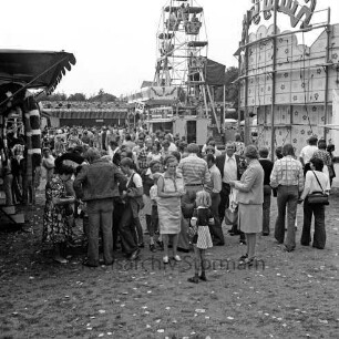 Schützenfest: Veranstalter Bürgerschützengilde von 1627 e.V. Bad Oldesloe: Volksfestplatz auf Exer: Besucher vor Losbude: Karussells, Riesenrad, Jahrmarktstände, Eisstand, 25. Juli 1976