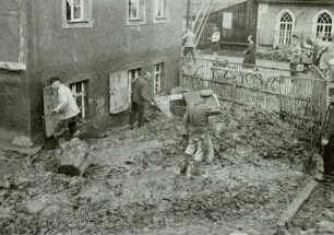 Anwohner beräumen ihren Garten von Schlammassen : Schwarzenberg-Erla, Anwohner beräumen ihren Garten von Schlammmassen nach der Hochwasserkatastrophe vom 6. Juli 1931