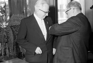 Freiburg: Regierungspräsidium; Bundesverdienstkreuz für Will Jäger; Willi Jäger, Regierungspräsident Dichtel