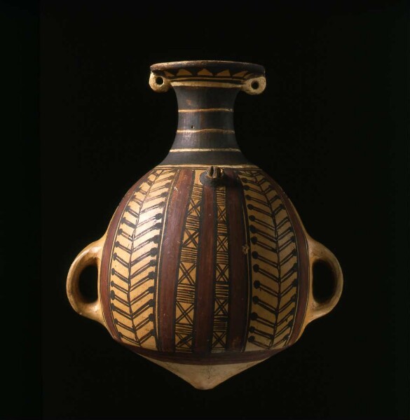 in the shape of an amphora (aribalo)