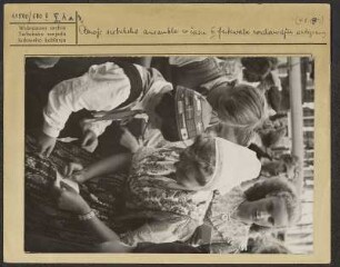 Sorbische Jugend geben Autogramme aus. : Serbscy młodostni w času III. fesiwala rozdawaju awtogramy.