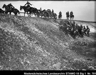 Geländeübung des Feld-Artillerie-Regiments Nr. 46 Enthält: Platte 4, Soldaten schieben eine mit Pferden bespannte Geschützlafette eine Böschung hinauf