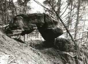 Sächsische Schweiz. Affensteine. Natürliche Felsbrücke ("Kleines Prebischtor") bei den Zerborstenen Türmen