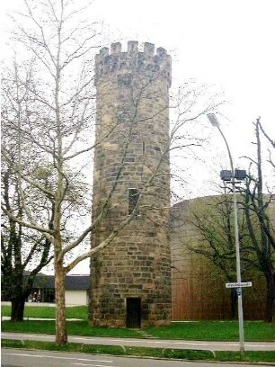 Stadtbefestigung - Wehrturm (Bollwerksturm - Rundturm mit altem Eingang in Höhe der einstigen Stadtmauer)-Ansicht von Osten