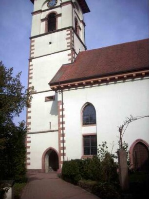 Turm und Langhaus von Südosten