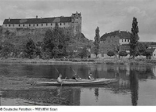 Wettin. Saale mit Paddelbooten, Blick gegen die Burg (961 genannt) von Westen