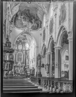Kirche, Hochaltar, Kanzel und Deckengemälde