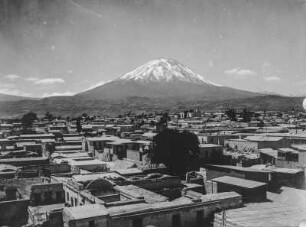 Arequipa und El Misti : Die Stadt Arequipa mit dem Vulkan El Misti im Hintergrund