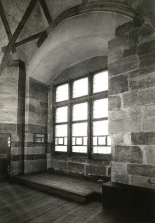 Prag (Praha). Hradschin. Böhmische Kanzlei. Raumaufnahme (Teilansicht). Fenster (hier fand am 23.5.1618 der Prager Fenstersturz statt)