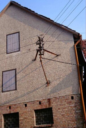 Metallbügel an einem Haus für Elektroanschlüsse und -verteilung