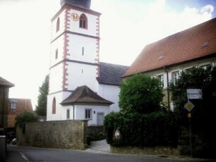 Ansicht von Nordosten mit Kirche (Kirchturm im Kern spätromanisch) über Kirchhofmauer (Wehrgang mit Steinbrüstung im 19 Jh abgetragen)