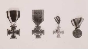 Eisernes Kreuz (links), Combattantenmedaille (rechts), andere Orden