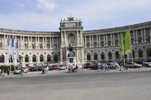 Wien - Hofburg am Heldenplatz : Blick auf das Gebäudehalbrund der Wiener Hofburg am Heldenplatz. 2008