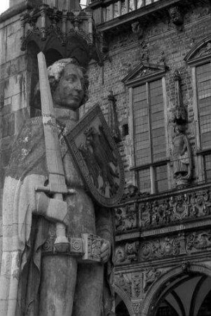 Bremen: Roland, Detail, mit Rathaus
