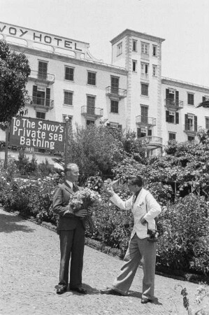 Reisefotos Madeira. Franz Grasser mit einem anderen Mann vor einem Savoy-Hotel