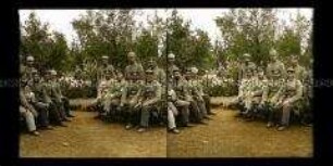 Gruppe Soldaten im Garten des Erholungsheims, Stenay
