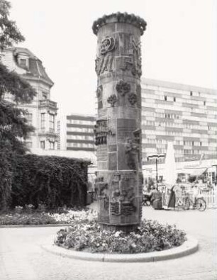 Säule mit Motiven aus der Geschichte Leipzigs
