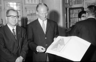 Freiburg: Aula, Rathaus; Empfang einer japanischen Delegation aus Matsuyama im Rathaus; Überreichung von Geschenken
