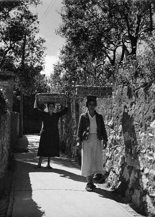 Reisefotos. Capri. Straßenmbild mit zwei Frauen, Körbe auf dem Kopf tragend