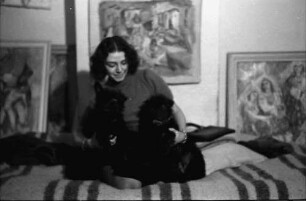 Bukarest: Magdalena Radulescu mit Hunden auf Couch