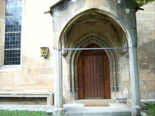 Langhaus von Süden-südliches Seitenschiff mit Romanischem Portal (12 Jh)-Gotisch überarbeitet und mit Baldachin (Kreuzrippengewölbe) versehen