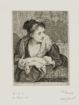 Frau an Balustrade gelehnt