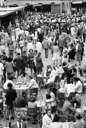 Freiburg: Freiburger Weinfest 1975; Besucher vor den Buden auf dem Münsterplatz; von oben