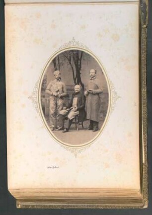 Blatt 16: Drei Männer mit Arbeitsgeräten in der Hand, einer mit Brötchen (= Bäcker Grässel)