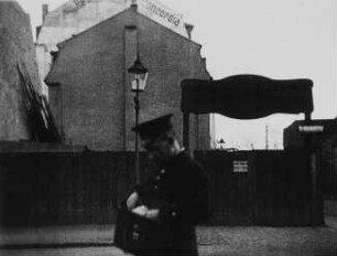 Szene aus dem experimentellen Dokumentarfilm "Filmische Plaudereien" (Alltag in der Äußeren Neustadt und in Pieschen): Briefträger auf seiner Tour