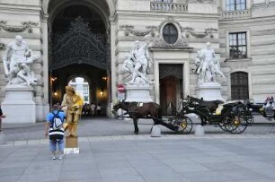 Wien - Fiaker an der Hofburg : Vor der Durchfahrt zur Wiener Hofburg warten Fiakergespanne. 2008