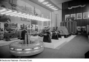 Blick auf Exponate der rumänischen Sektion der Leipziger Herbstmesse 1954