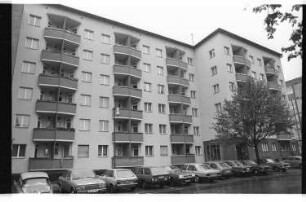 Kleinbildnegative: Seniorenheim und Besetzer_innen-Transparent, Winterfeldtstraße, 1982
