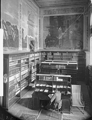 Eine Person vor der Bibliothek der Stazione Zoologica in Neapel
