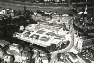 Dresden-Altstadt. Zwinger und Theaterplatz. Luftbild-Schrägaufnahme von Südwesten