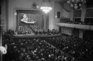 Auditorium und Podium mit Orchester während des Auftrittes