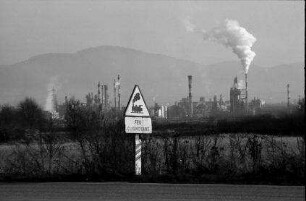 Bantzenheim: Industriegebiet von Chalampé mit Schwarzwald im Hintergrund